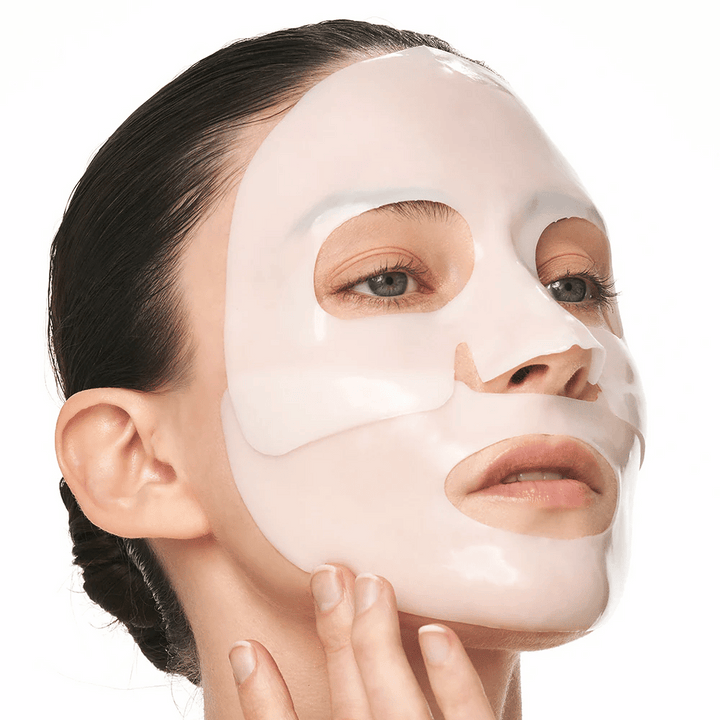 Žena so Sungboon Editor Deep Collagen Power Boosting Mask v hydrogéli, hydratačná plátenková maska, ktorá posilňuje elasticitu pokožky.