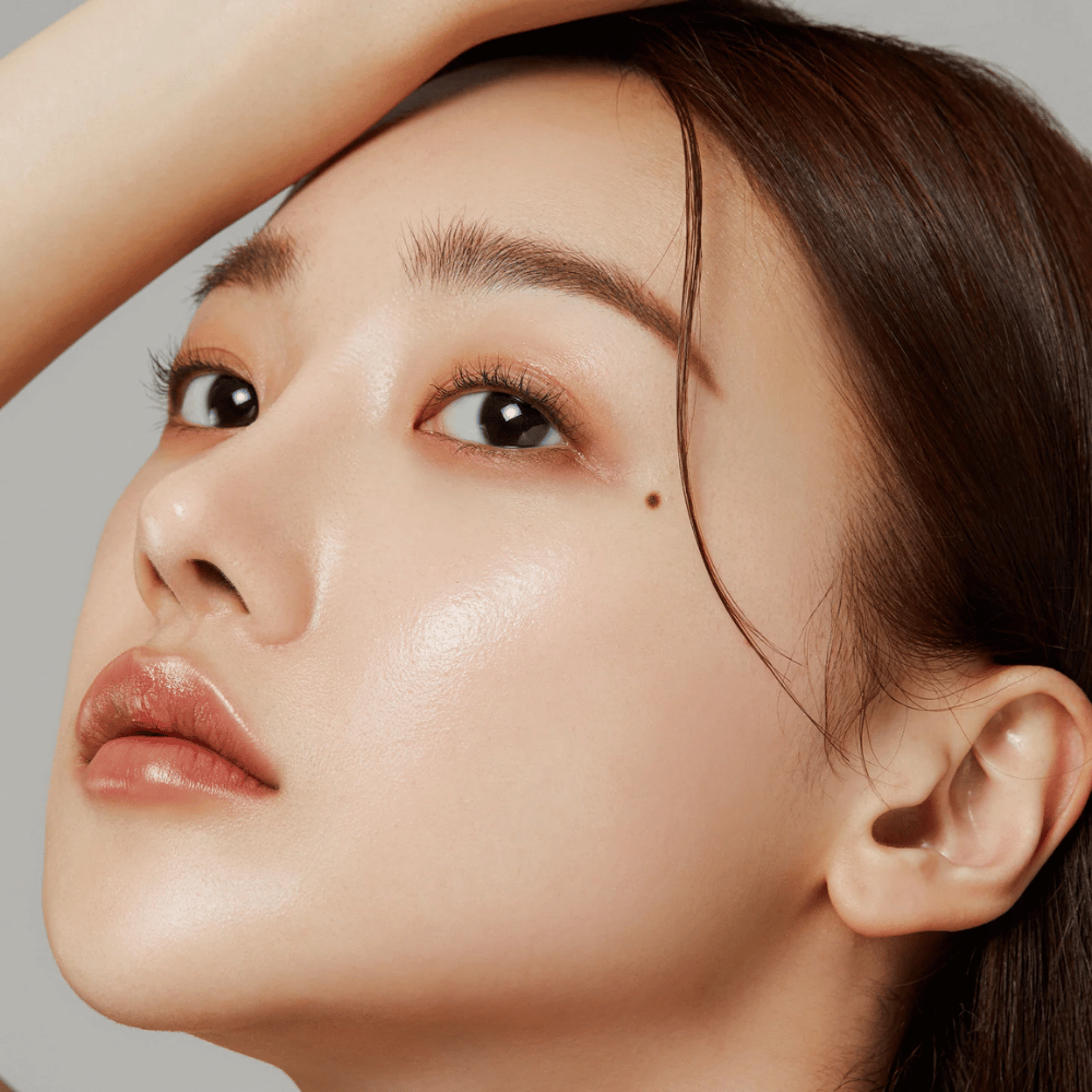 Detailný záber na žiarivú pokožku – výsledok používania Medicube Deep Lifting Peptide Eye Cream, ktorý posilňuje elasticitu pokožky a hydratuje.