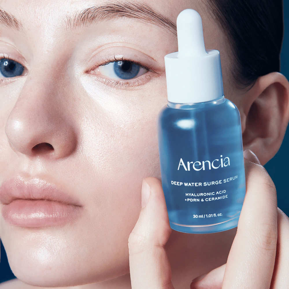 Model aplikuje Arencia Deep Water Surge Serum – hydratačné kórejské sérum s kyselinou hyalurónovou, PDRN a ceramidmi, ktoré upokojujú citlivú pokožku a posilňujú kožnú bariéru.