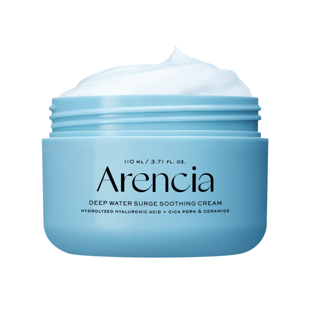 Detailný pohľad na Arencia Deep Water Surge Soothing Cream ukazujúci jemnú, chladivú konzistenciu krému pre hlbokú hydratáciu suchej a citlivej pokožky.