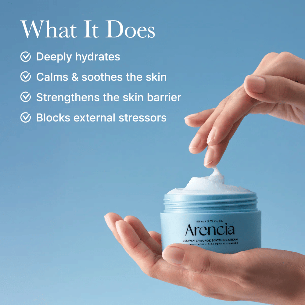Aplikácia Arencia Deep Water Surge Soothing Cream – ľahký gélový krém s kyselinou hyalurónovou a ceramidmi, ktorý sa rýchlo vstrebáva bez pocitu lepkavosti.