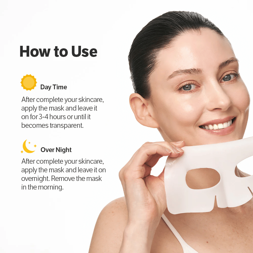 Žena, ktorá drží Sungboon Editor Deep Collagen Power Boosting Mask s návodom na použitie počas dňa a noci.