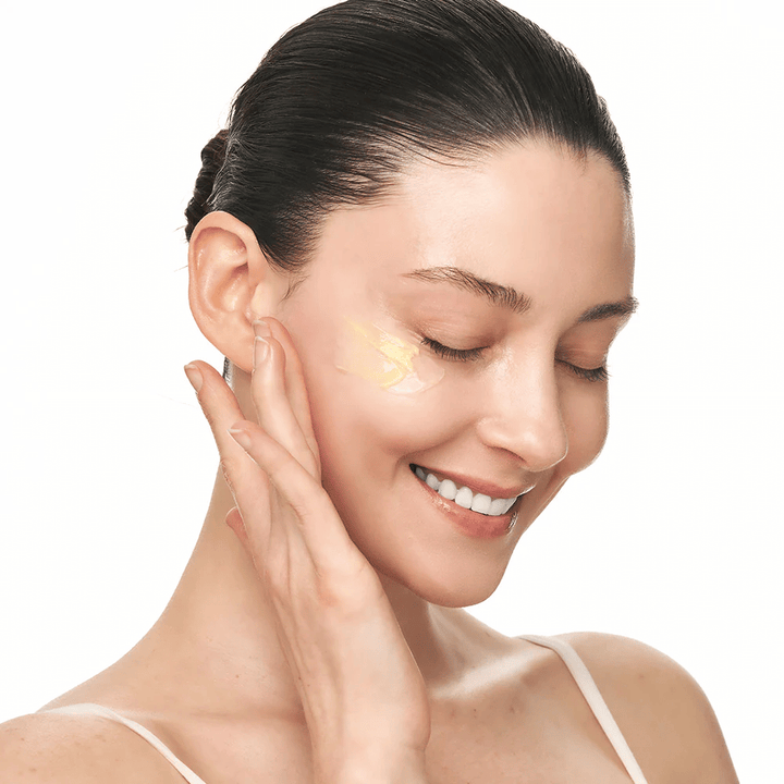 Osoba masíruje Sungboon Editor Deep Collagen Retinol Capsule Cream na líce. Produkt poskytuje žiarivosť, pevnosť a dlhodobú hydratáciu.