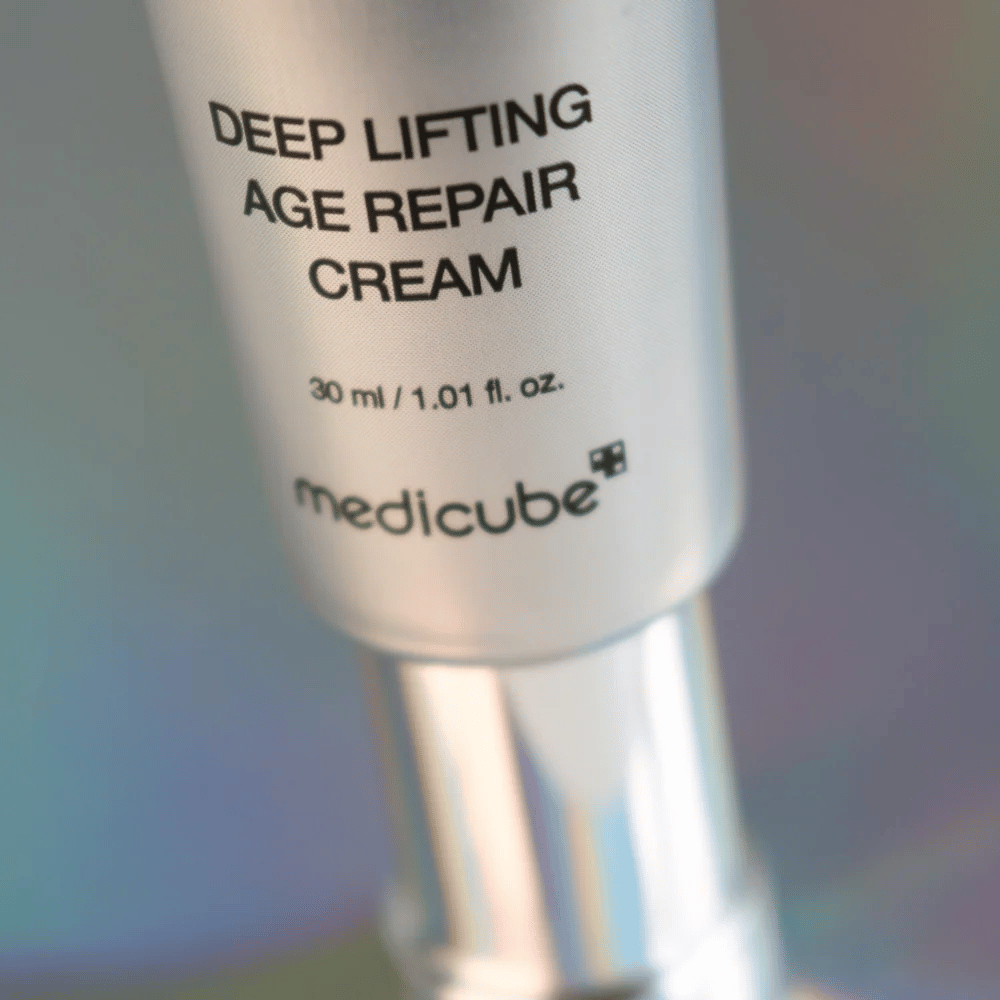 Detailný záber na Medicube Deep Lifting Age Repair Cream v striebornom balení, 30 ml.
