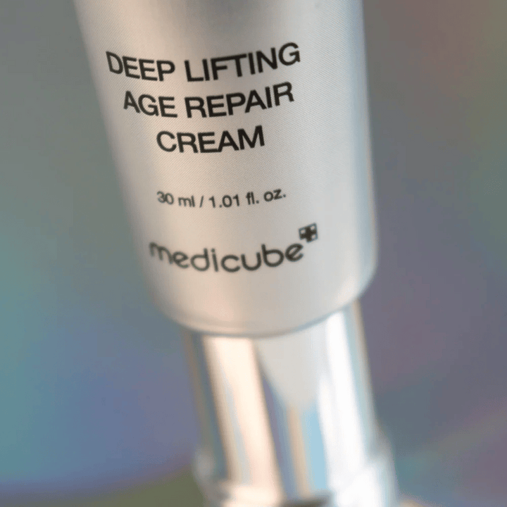 Detailný záber na Medicube Deep Lifting Age Repair Cream v striebornom balení, 30 ml.