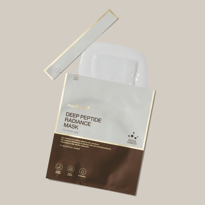 Medicube Deep Peptide Radiance Mask v otvorenom balení so zreteľnou sheet maskou, tekutá prezentácia na neutrálnom pozadí.