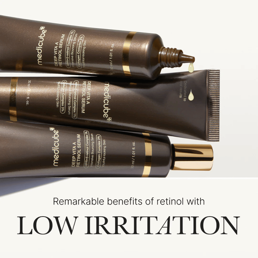 Tri tuby Medicube Deep Vita A Retinol Serum s kvapkami séra, zdôrazňujú výhody retinolu s nízkou iritáciou.