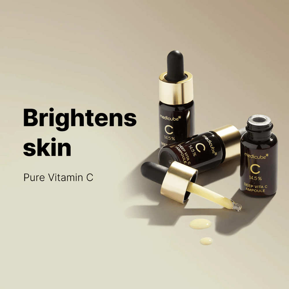 Medicube Deep Vita C Ampoule s 14,5 % vitamínu C, zobrazené v elegantných fľašiach so zlatými pipetami. Produkt je navrhnutý na zosvetlenie tónu pleti a dodanie žiarivej pleti. Text "Rozjasňuje pleť" a "Čistý vitamín C" posilňuje posolstvo.