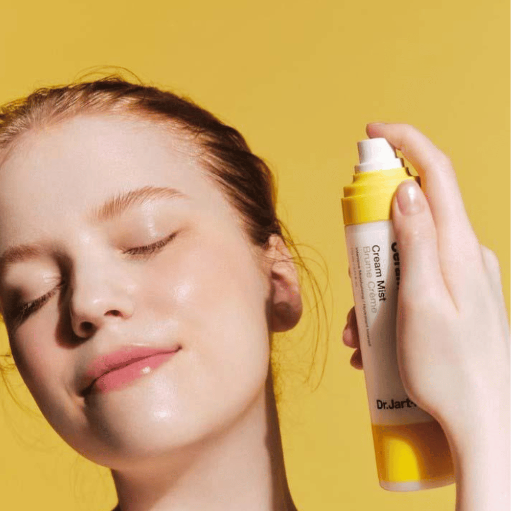 Žena drží fľašu Dr. Jart+ Ceramidin Cream Mist 110ml pri tvári, čo propaguje jej hydratačné výhody a vegánske zloženie.