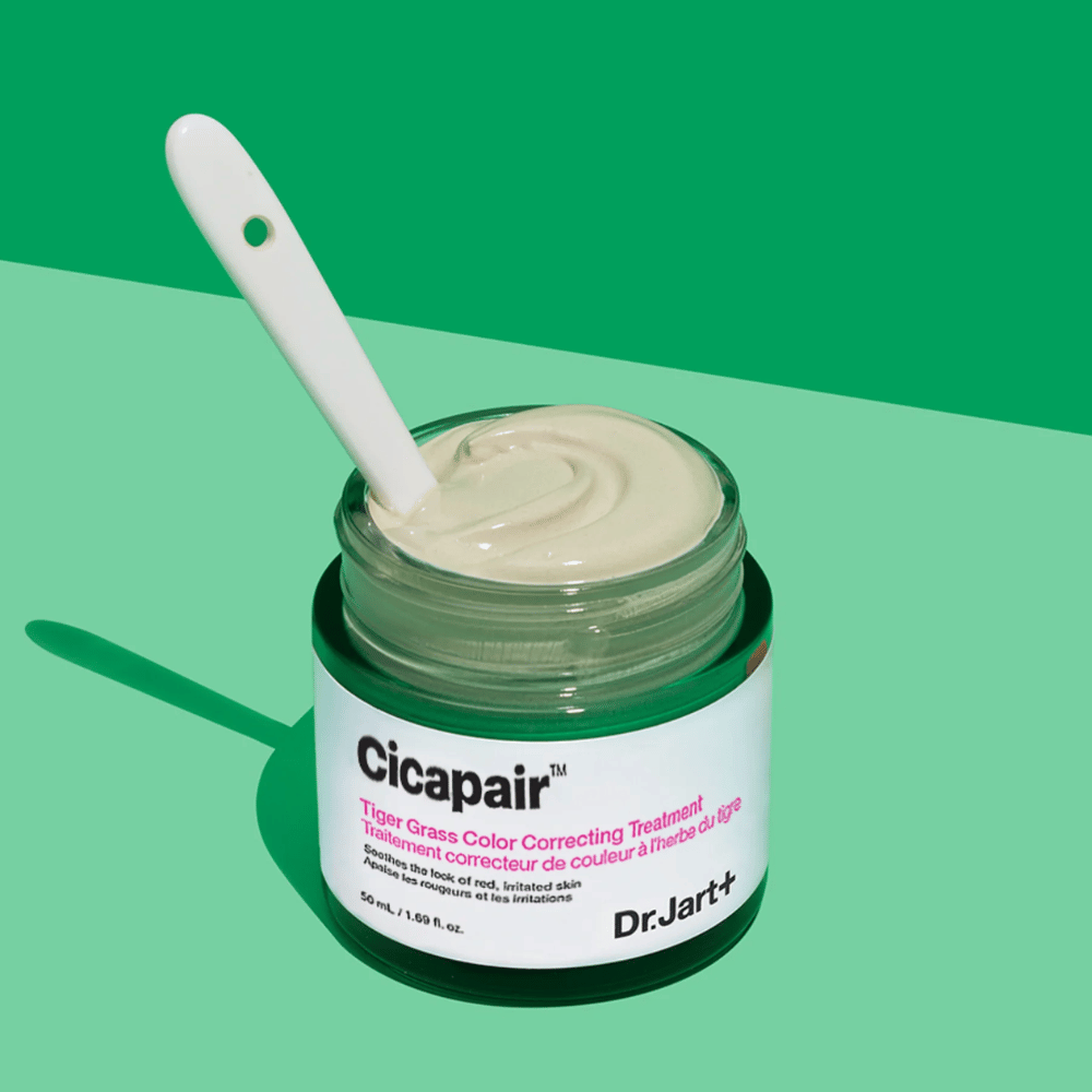 Pohár Cicapair Tiger Grass Color Correcting Treatment 50ml od Dr Jart+ na zelenej pozadí.