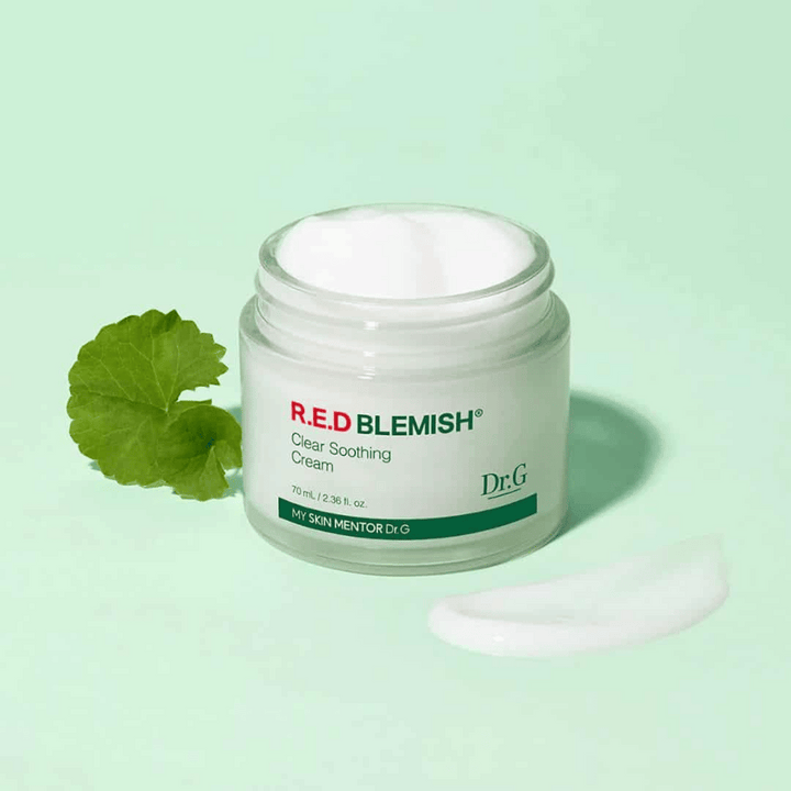 Dr.G R.E.D Blemish Clear Soothing Cream upokojuje a hydratuje citlivú pleť. Obohatený o Centella Asiatica a kyselinu hyalurónovú, posilňuje kožnú bariéru a znižuje začervenanie. Perfektný pre dennú starostlivosť o vyváženú a čistú pleť.