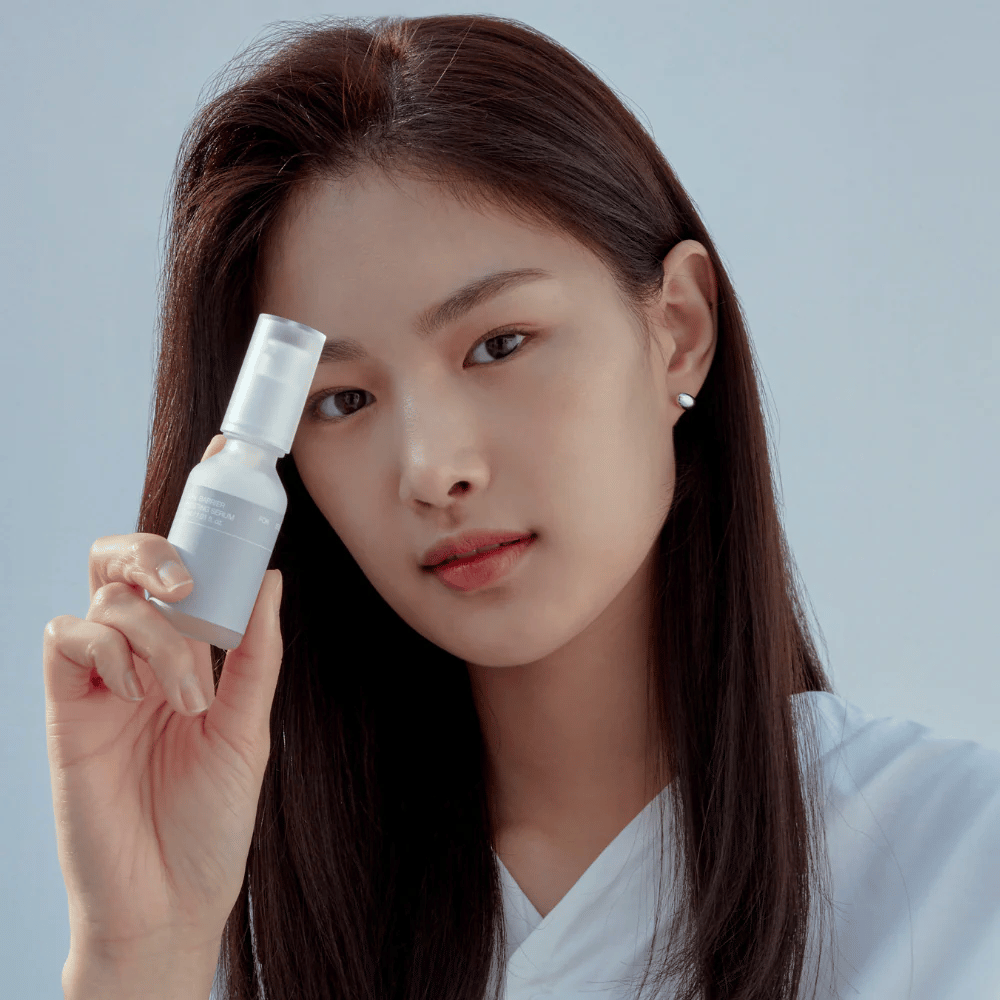 Model drží Celimax Dual Barrier Boosting Serum, kórejskú starostlivosť o pokožku, ktorá posilňuje kožnú bariéru a upokojuje citlivú pokožku.