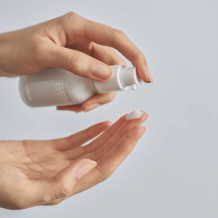 Celimax Dual Barrier Boosting Serum pumpované do ruky, ľahká textúra séra pre dennú starostlivosť o pokožku a opravu bariéry.