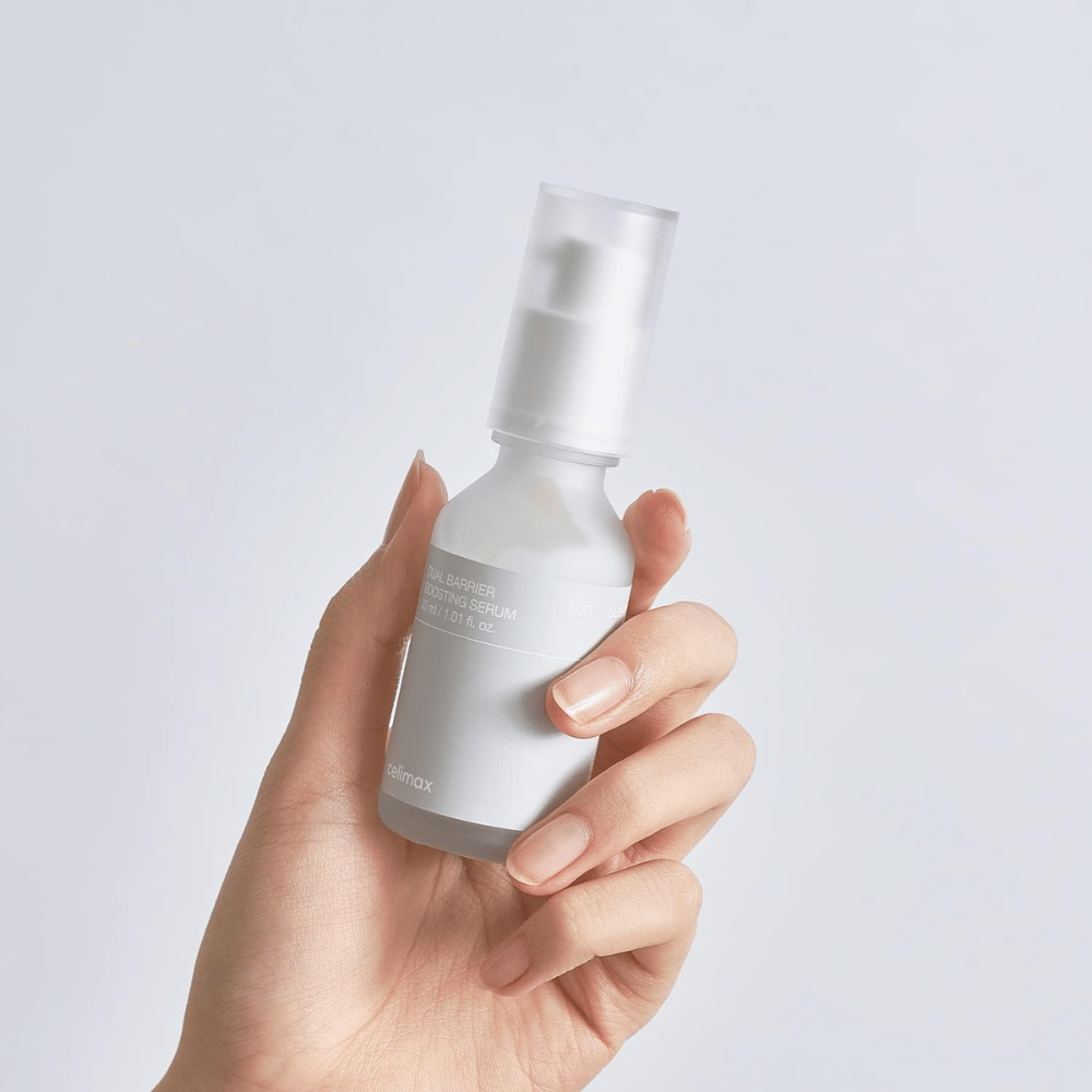 Celimax Dual Barrier Boosting Serum v ruke, minimalistické balenie ukazujúce kórejské sérum posilňujúce bariéru pre citlivú pokožku.