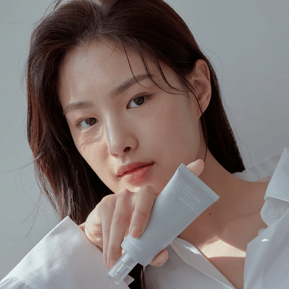 Modelka držiaca Celimax Dual Barrier Skin Wearable Cream, upokojujúci a posilňujúci pleťový krém pre citlivú a suchú pokožku.