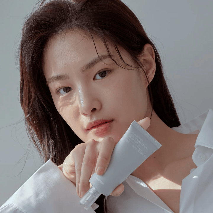 Modelka držiaca Celimax Dual Barrier Skin Wearable Cream, upokojujúci a posilňujúci pleťový krém pre citlivú a suchú pokožku.