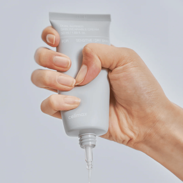 Ruka aplikujúca Celimax Dual Barrier Skin Wearable Cream, posilňujúci pleťový krém pre citlivú a suchú pokožku, ktorý poskytuje dlhodobú hydratáciu a chráni kožnú bariéru.