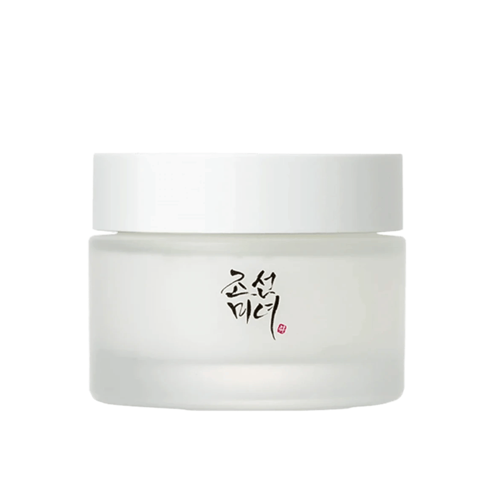 Obrázok zobrazuje nádobu "Beauty of Joseon Dynasty Cream". Balenie je z matného skla s jednoduchým bielym viečkom, elegantne zdobené tradičnou kórejskou kaligrafiou v čiernej farbe. Produkt je určený na poskytnutie výživnej starostlivosti o pleť inšpirovanej starými kórejskými kozmetickými rituálmi.