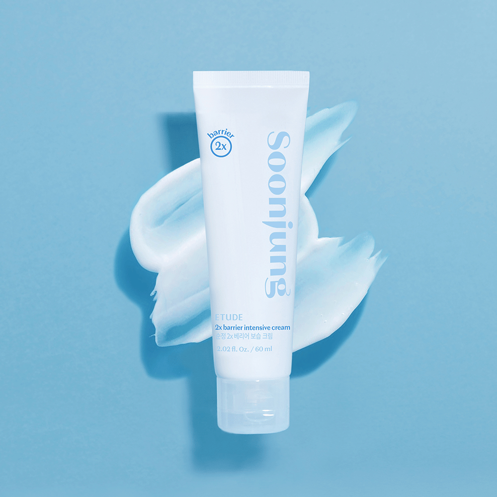 Tuba bieleho krému, ktorý opravuje poškodenia pokožky a hydratuje ju, konkrétne ETUDE Soon Jung 2x Barrier Intensive Cream 60ml, na modrom pozadí.