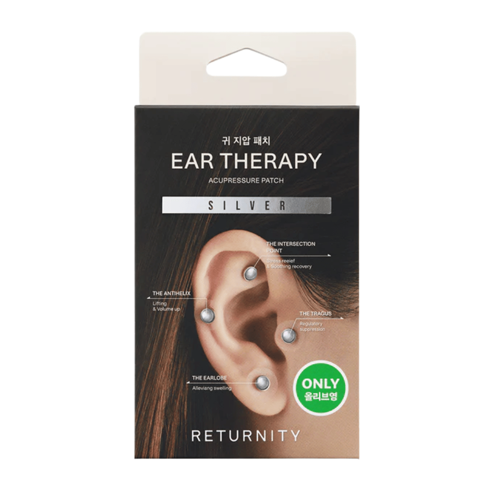 Balenie RETURNITY Ear Therapy Acupressure Patch Silver so striebornými ušnými náplasťami a vyznačenými akupresúrnymi bodmi na uchu.