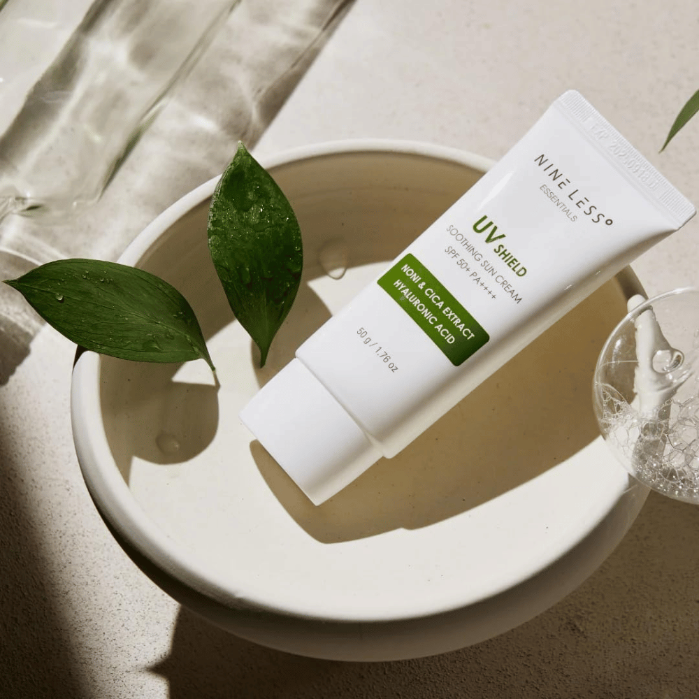 NINE LESS Essentials UV Shield Soothing Sun Cream SPF 50+ PA++++ s upokojujúcim extraktom z noni a cica a kyselinou hyalurónovou na každodennú ochranu pred slnkom a hydratáciu.