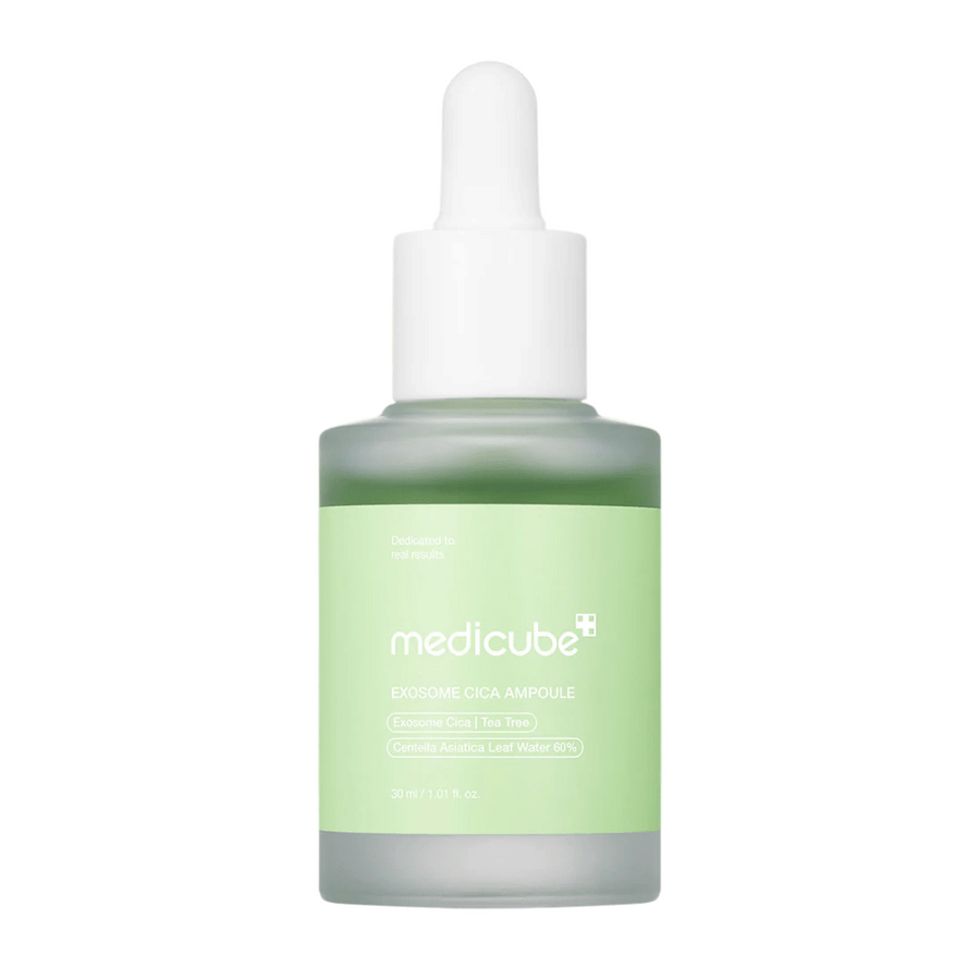Záber na Medicube Exosome Cica Ampoule v matnom skle so zelenou etiketou a pipetovým uzáverom.
