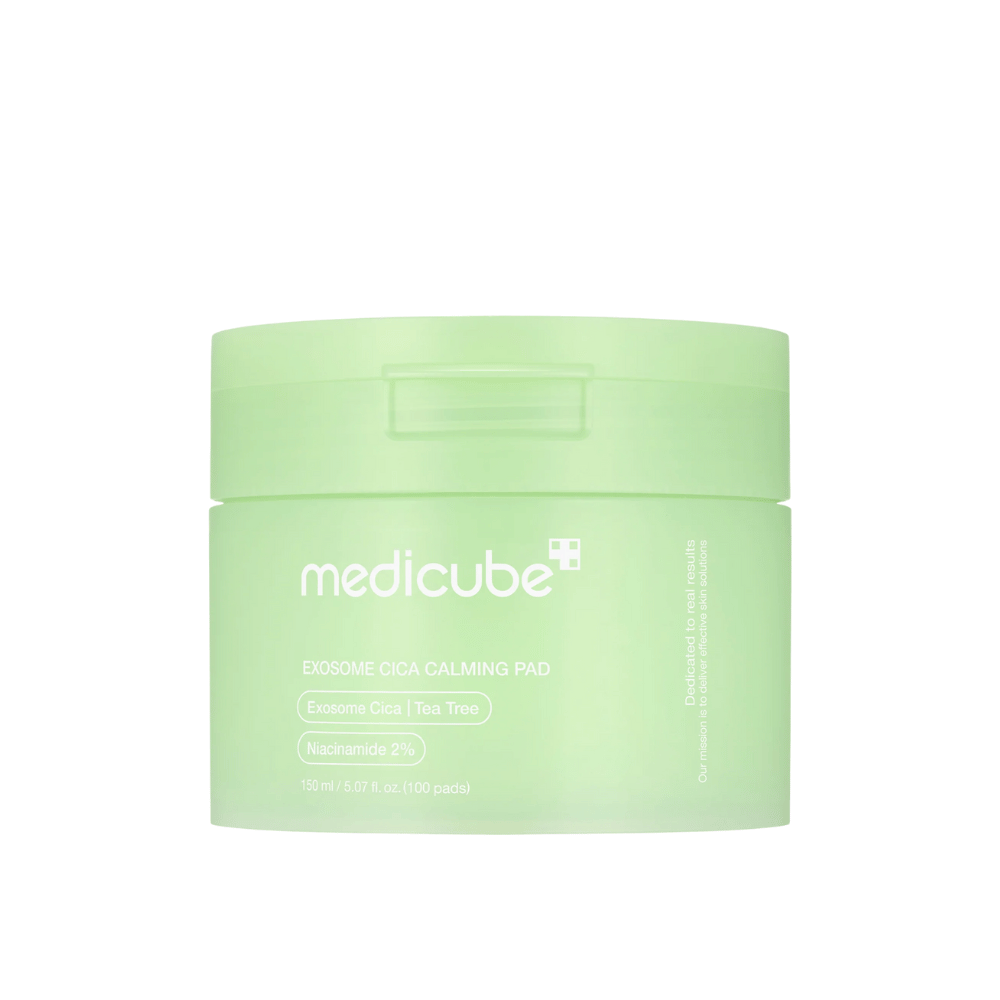 Záber na Medicube Exosome Cica Calming Pads v svetlozelenej nádobe, 150 ml/100 vankúšikov pre upokojujúcu a hydratačnú starostlivosť o pleť.