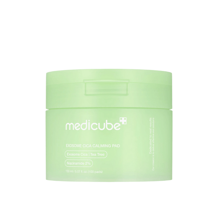 Záber na Medicube Exosome Cica Calming Pads v svetlozelenej nádobe, 150 ml/100 vankúšikov pre upokojujúcu a hydratačnú starostlivosť o pleť.