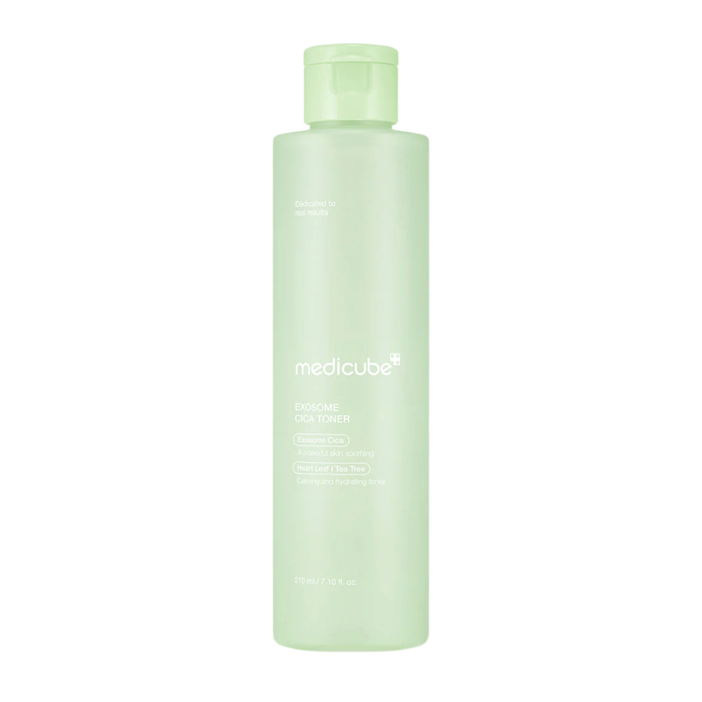 Detailný záber na Medicube Exosome Cica Toner vo svetlozelenej fľaši, upokojujúci a hydratačný toner pre citlivú pokožku.