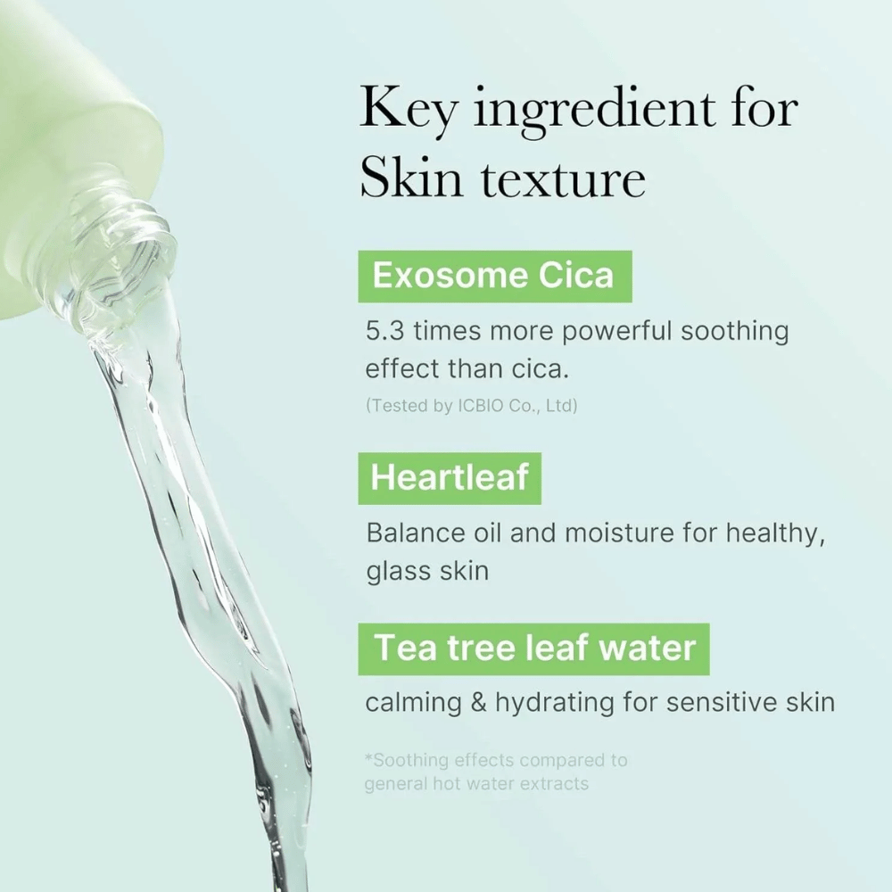 Detailný záber na fľašu, ktorá sa drží, zvýrazňuje zložky v Medicube Exosome Cica Toner: Exosome Cica, Heartleaf a Tea Tree Leaf Water pre rovnováhu pokožky a upokojujúci účinok.