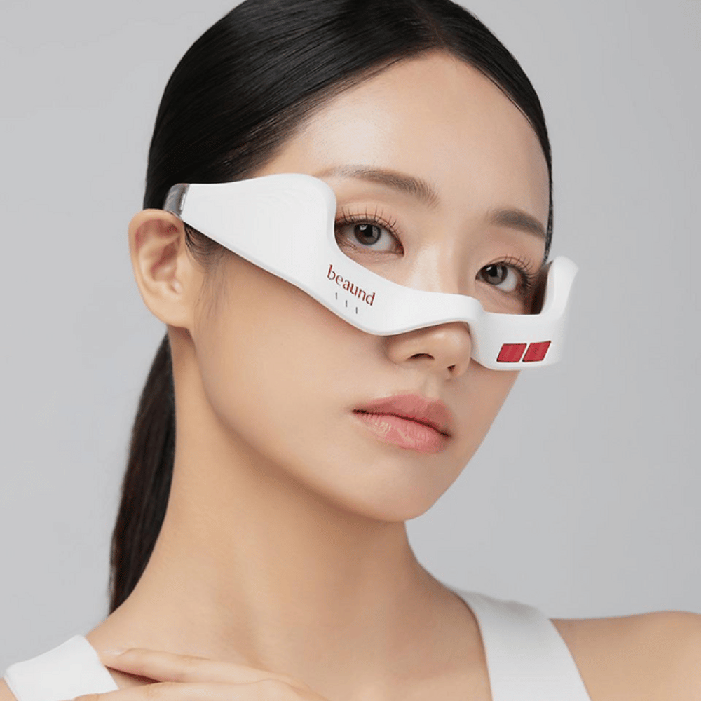 Detailný záber na modelku, ktorá nosí Beaund Eye Rejuv, aby sa zdôraznilo ergonomické prispôsobenie a elegantný dizajn v oblasti očí.