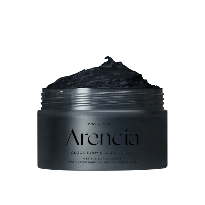 Arencia Cloud Body & Scalp Scrub s čiernou exfoliačnou textúrou v otvorenej nádobe, telový a vlasový peeling, ktorý jemne exfoliuje a čistí.