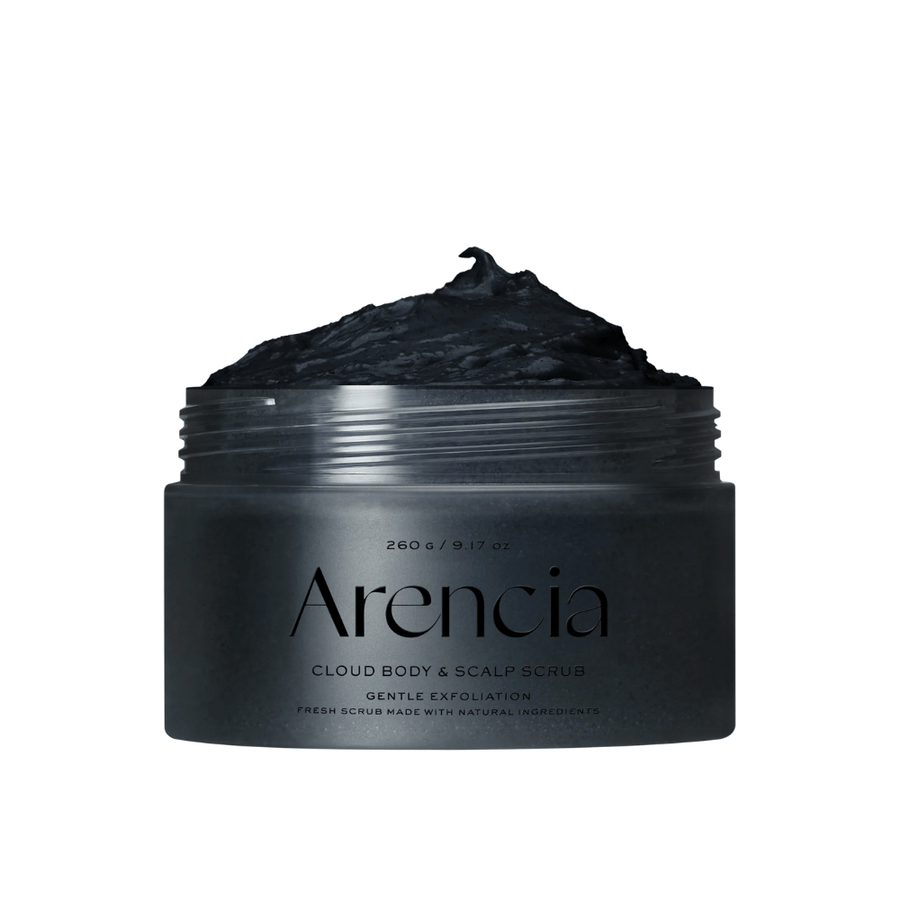 Arencia Cloud Body & Scalp Scrub s čiernou exfoliačnou textúrou v otvorenej nádobe, telový a vlasový peeling, ktorý jemne exfoliuje a čistí.