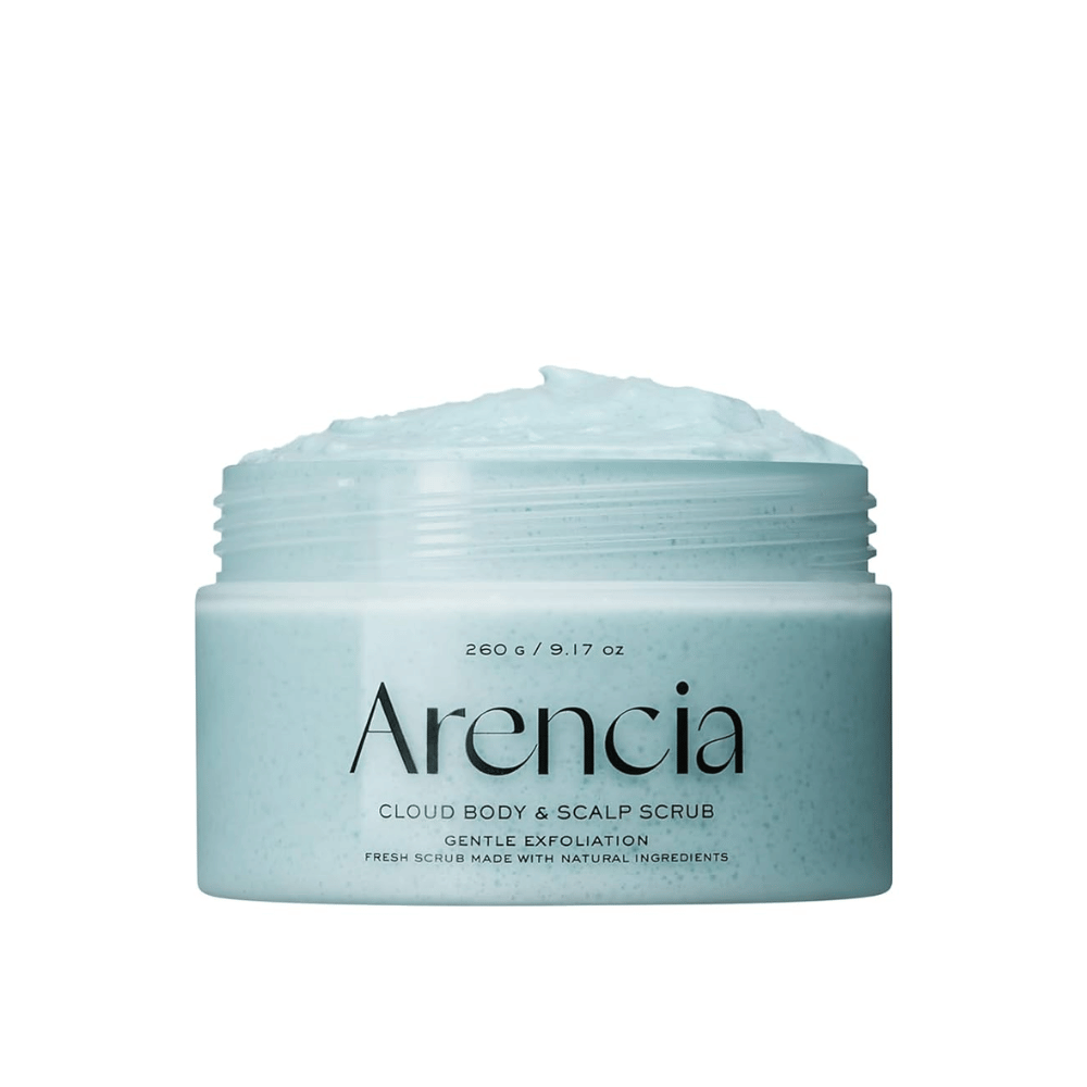 Arencia Fresh Cloud Scrub French Mint & Lily na bielom pozadí. Osviežujúci telový peeling a peeling na pokožku hlavy, ktorý jemne exfoliuje a poskytuje chladivý, jemný pocit na pokožke.