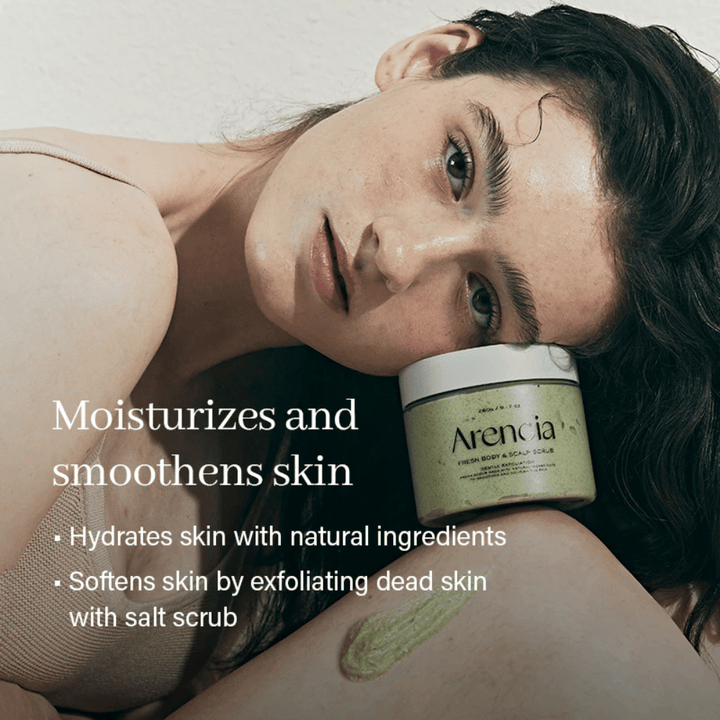 Modelka odpočíva s Arencia Fresh Cloud Body & Scalp Scrub. Hydratačný telový peeling, ktorý zjemňuje pokožku a zlepšuje jej štruktúru pri pravidelnom používaní.
