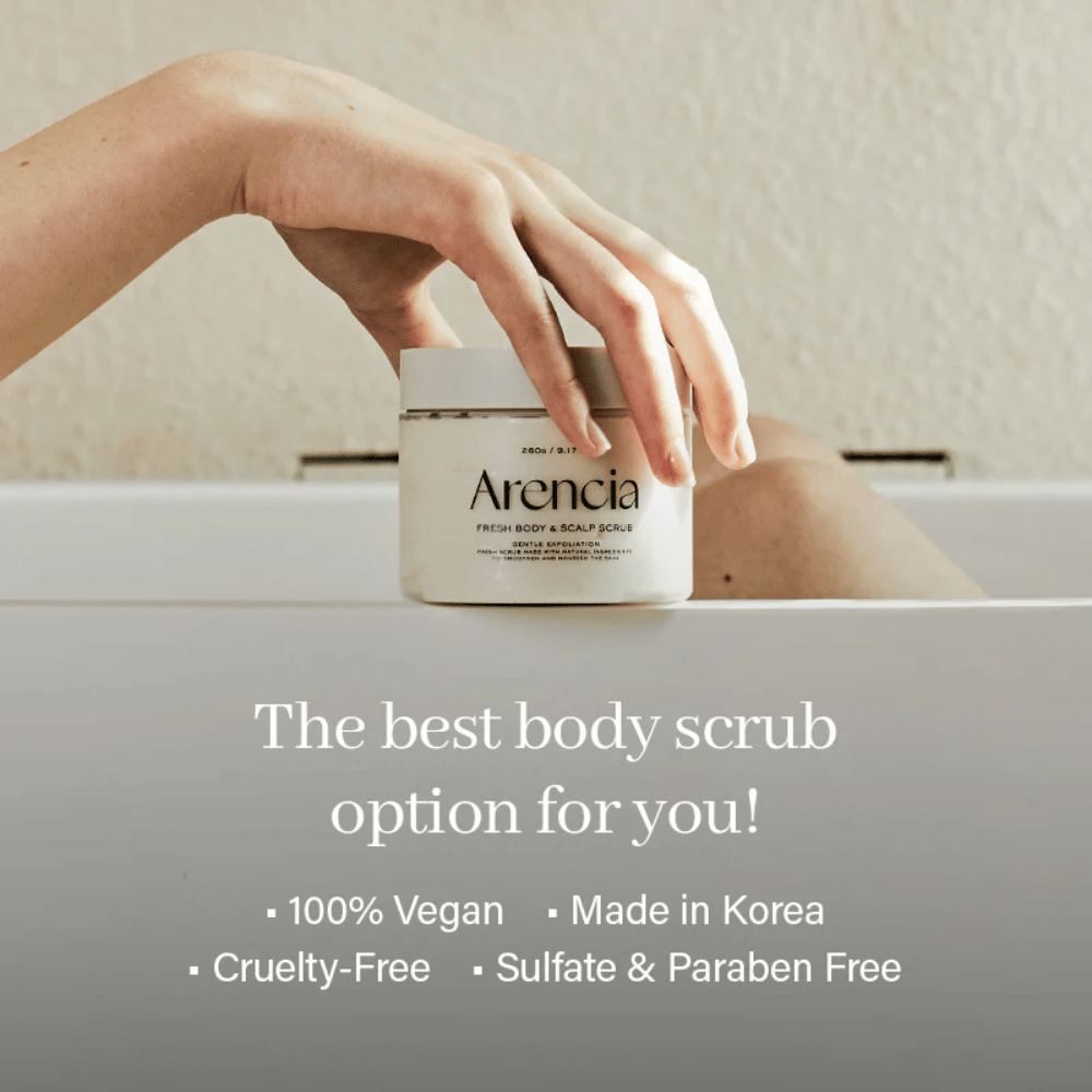 Arencia Fresh Cloud Body & Scalp Scrub pri vani. Vegánsky telový peeling, ktorý exfoliuje odumreté kožné bunky, čistí pokožku a zanecháva ju jemnú a hydratovanú.