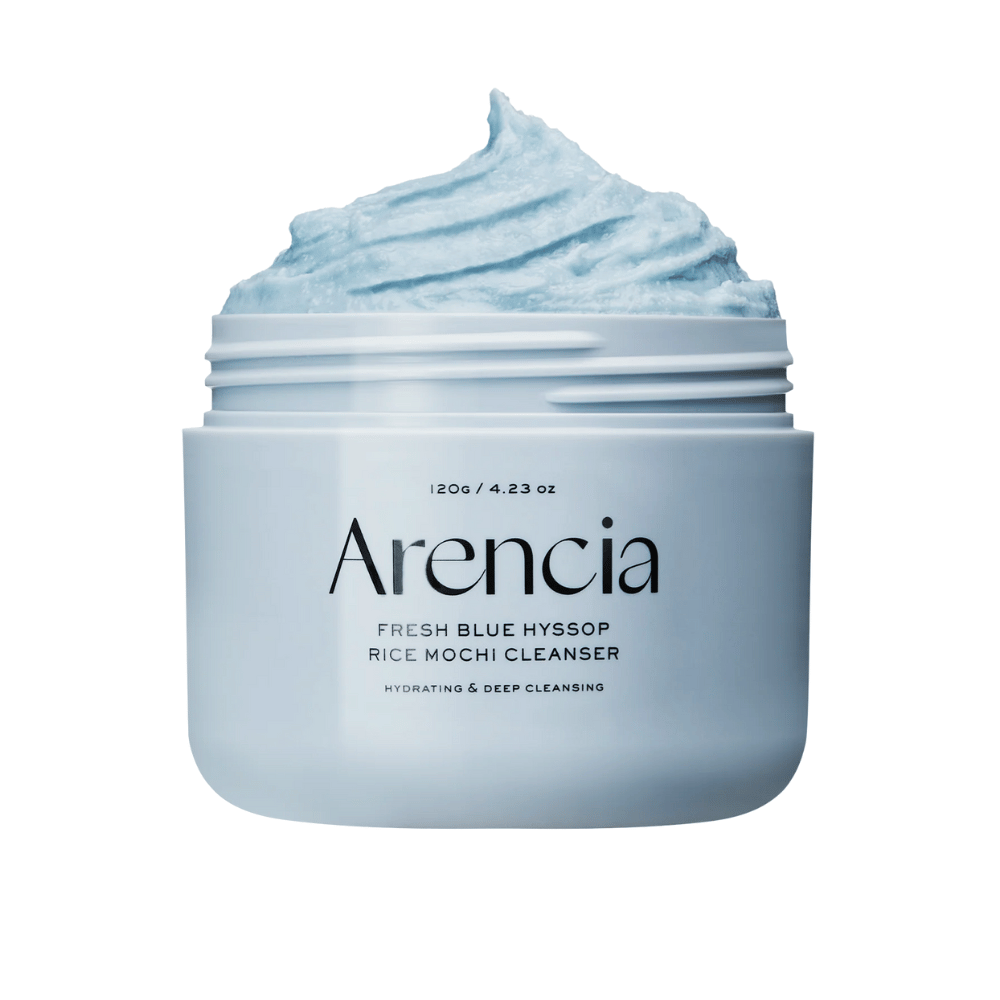 Detailný záber na otvorenú nádobu Arencia Fresh Blue Hyssop Rice Mochi Cleanser. Modrý čistiaci krém má vzdušnú, šľahanú textúru a vyplňuje vrch nádoby.