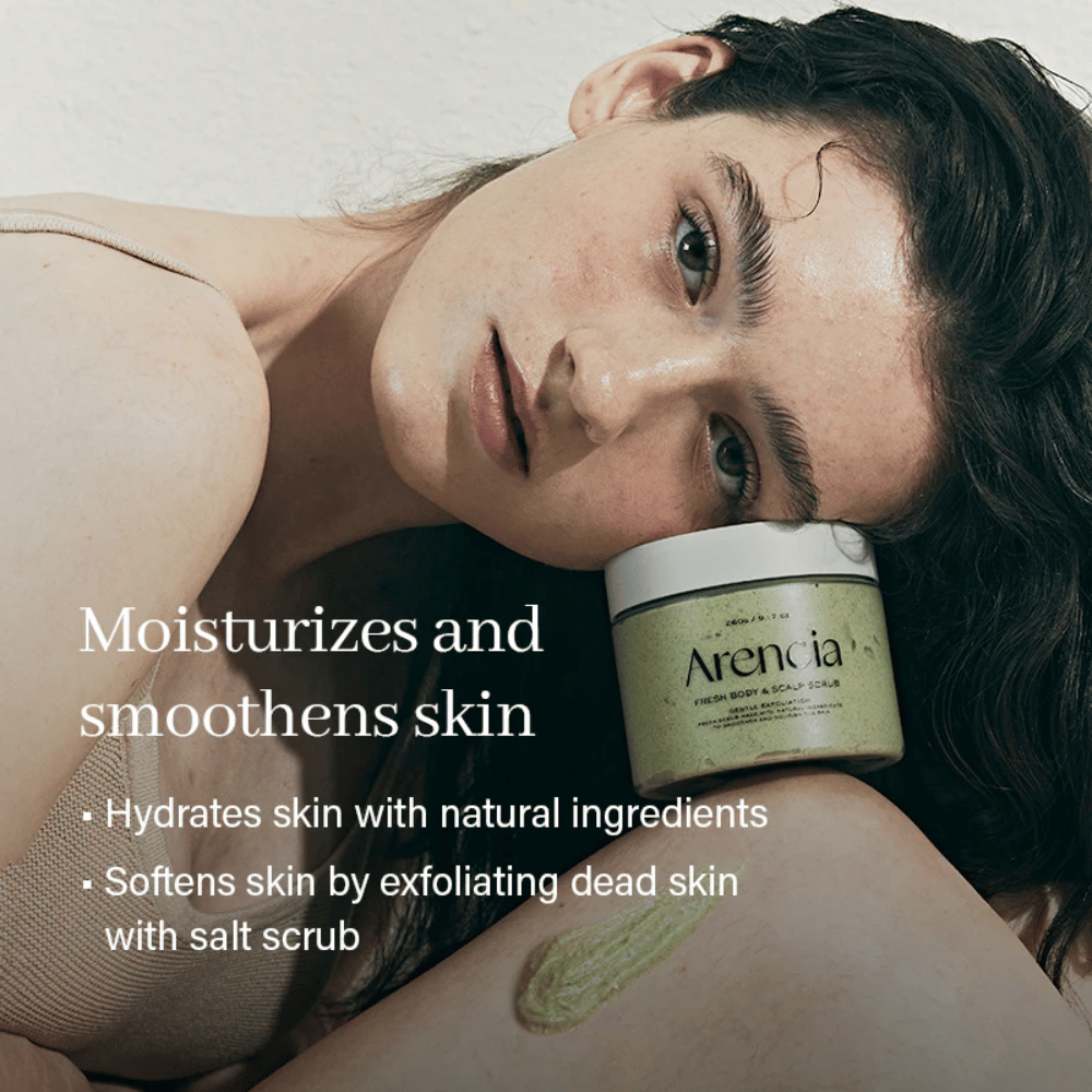 Model odpočíva s Arencia Fresh Cloud Body & Scalp Scrub. Hydratačný telový peeling, ktorý zjemňuje pokožku, jemne exfoliuje a posilňuje prirodzenú rovnováhu pokožky.