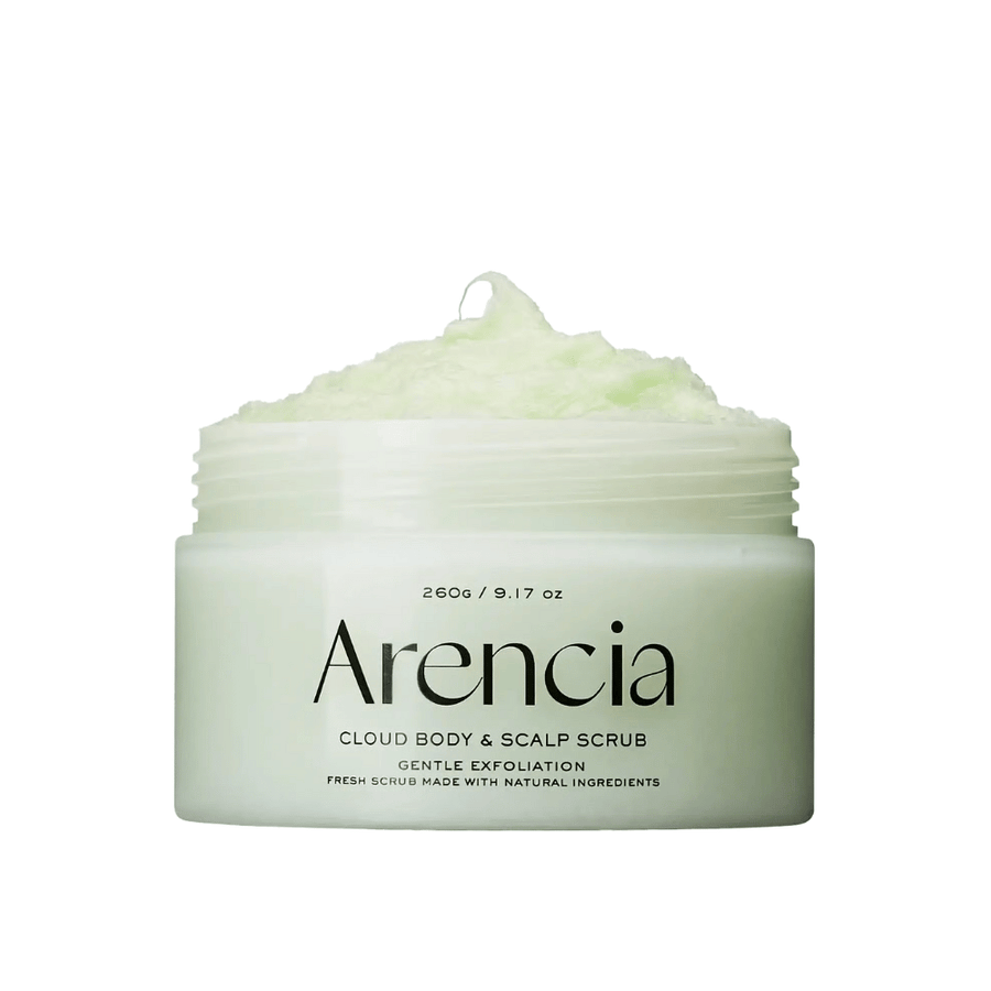 Arencia Fresh Cloud Body & Scalp Scrub v otvorenej nádobe na bielom pozadí. Krémový telový peeling, ktorý jemne exfoliuje, hydratuje pokožku a poskytuje jemný, svieži pocit.