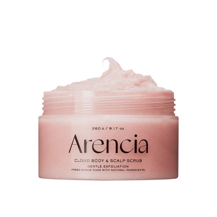 Arencia Fresh Cloud Scrub Lavender & Pear v otvorenej nádobe na bielom pozadí. Krémový telový a vlasový peeling, ktorý jemne exfoliuje a zanecháva pokožku mäkkú a hydratovanú.