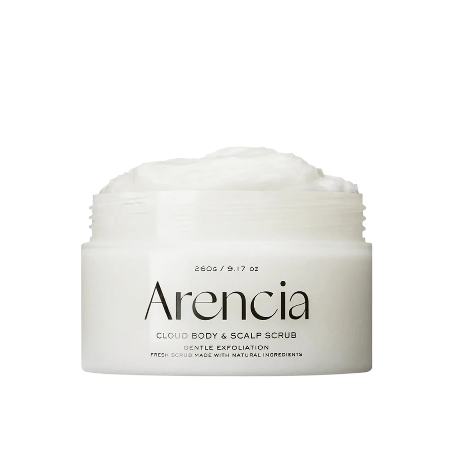 Arencia Fresh Cloud Scrub White Tea & Neroli v otvorenej nádobe na bielom pozadí. Krémový telový a pokožkový peeling, ktorý jemne exfoliuje a poskytuje jemnú, hydratovanú pokožku.