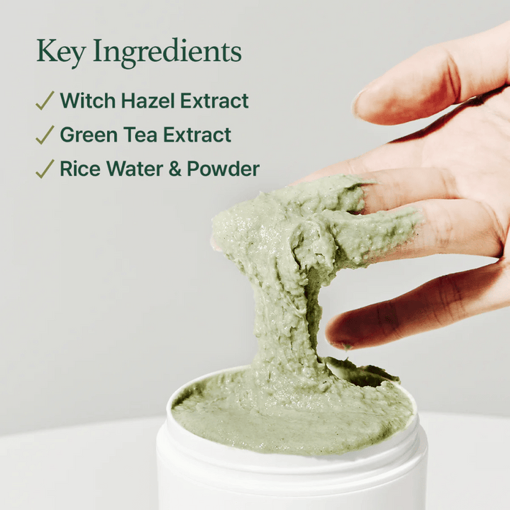 Ruka zdvíha Arencia Fresh Green Rice Mochi Cleanser z nádoby. Zelený, viskózny krém sa naťahuje medzi prstami. Text uvádza ingrediencie: Witch Hazel, Zelený čaj, Ryžová voda & prášok.