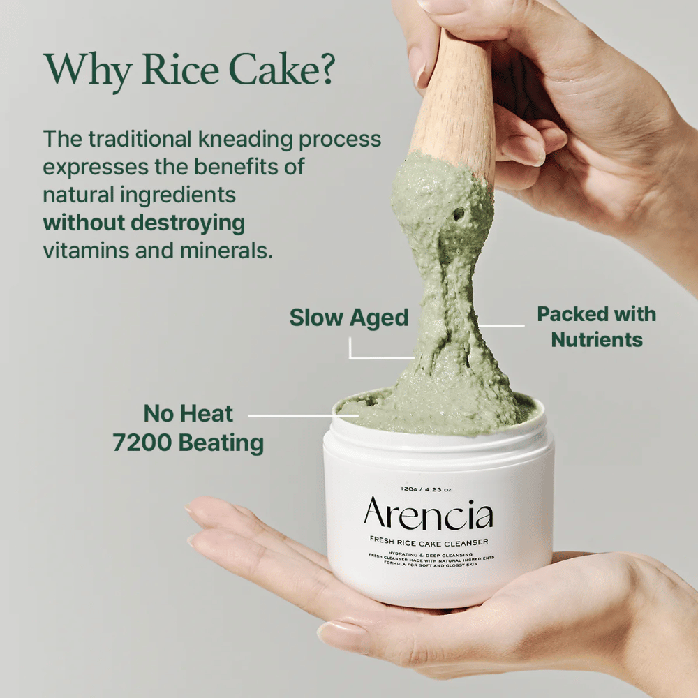 Arencia Fresh Rice Cake Cleanser v nádobe je zdvihnutý špachtľou, ukazuje zelenú, lepkavú textúru. Text na obrázku vysvetľuje výhody ako "Slow Aged", "Packed with Nutrients" a "No Heat 7200 Beating".