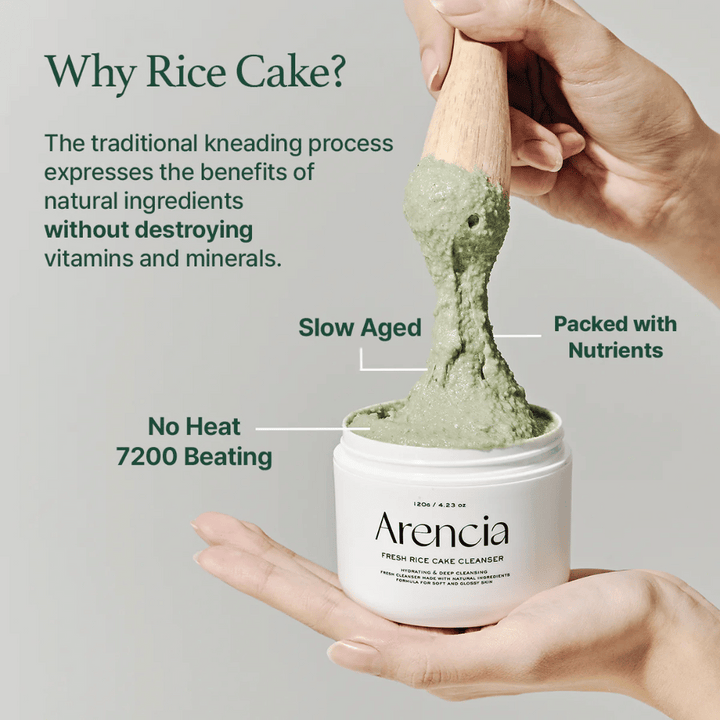 Arencia Fresh Rice Cake Cleanser v nádobe je zdvihnutý špachtľou, ukazuje zelenú, lepkavú textúru. Text na obrázku vysvetľuje výhody ako "Slow Aged", "Packed with Nutrients" a "No Heat 7200 Beating".