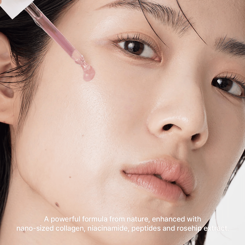 Detailný záber na tvár, kde sa Arencia Red Smoothie Serum 8 aplikuje pipetou. Sérum má jemný ružový odtieň a obsahuje nano-kolagén, niacínamid, peptidy a šípkový extrakt.