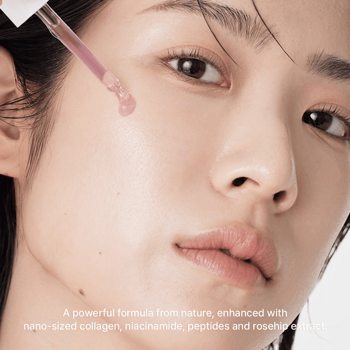 Detailný záber na tvár, kde sa Arencia Red Smoothie Serum 8 aplikuje pipetou. Sérum má jemný ružový odtieň a obsahuje nano-kolagén, niacínamid, peptidy a šípkový extrakt.