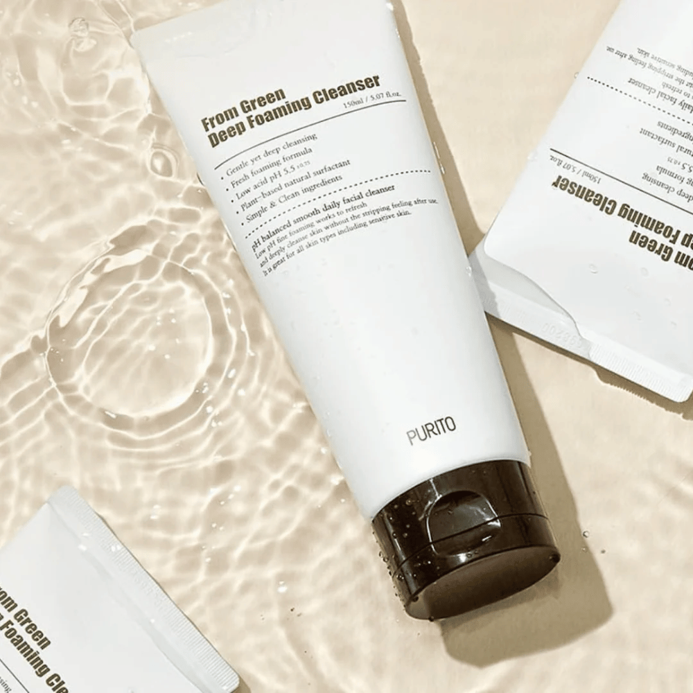 Purito From Green Deep Foaming Cleanser je jemný, ale účinný čistiaci prostriedok s pH 5,5, ktorý čistí do hĺbky bez podráždenia pokožky. Ľahko pení a zanecháva pokožku čistú, hydratovanú a mäkkú, čo ho robí perfektným pre každodenné použitie.
