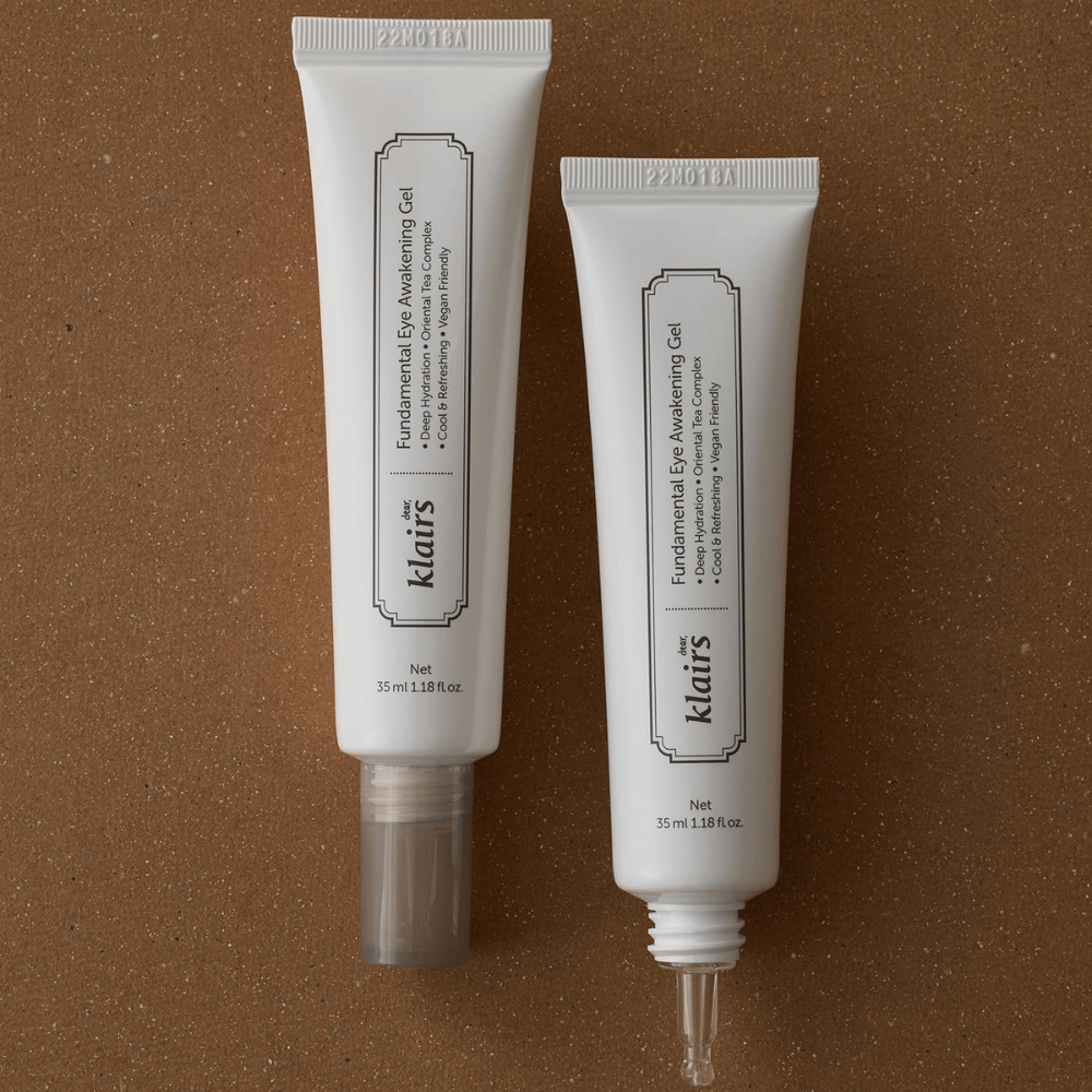 Produktová fotografia zobrazujúca Klairs Fundamental Eye Awakening Gel v dvoch vyhotoveniach – zatvorenú tubu a otvorenú tubu, ktorá zvýrazňuje úzky aplikátorový hrot. Balenie má minimalistický biely dizajn a vyzdvihuje zameranie produktu na hydratáciu, chladivý pocit a osviežujúcu starostlivosť o očné okolie.