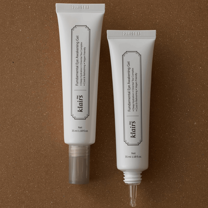 Produktová fotografia zobrazujúca Klairs Fundamental Eye Awakening Gel v dvoch vyhotoveniach – zatvorenú tubu a otvorenú tubu, ktorá zvýrazňuje úzky aplikátorový hrot. Balenie má minimalistický biely dizajn a vyzdvihuje zameranie produktu na hydratáciu, chladivý pocit a osviežujúcu starostlivosť o očné okolie.