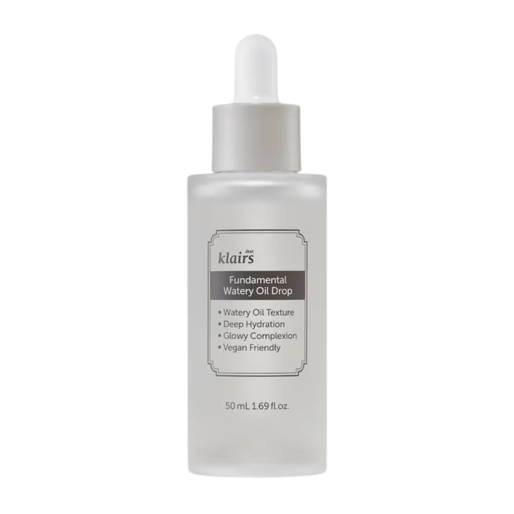 Priehľadná fľaša s pipetou obsahujúca Klairs Fundamental Watery Oil Drop, 50 ml. Etiketa opisuje vlastnosti produktu ako hlbokú hydratáciu, žiarivý efekt a vegánske zloženie.